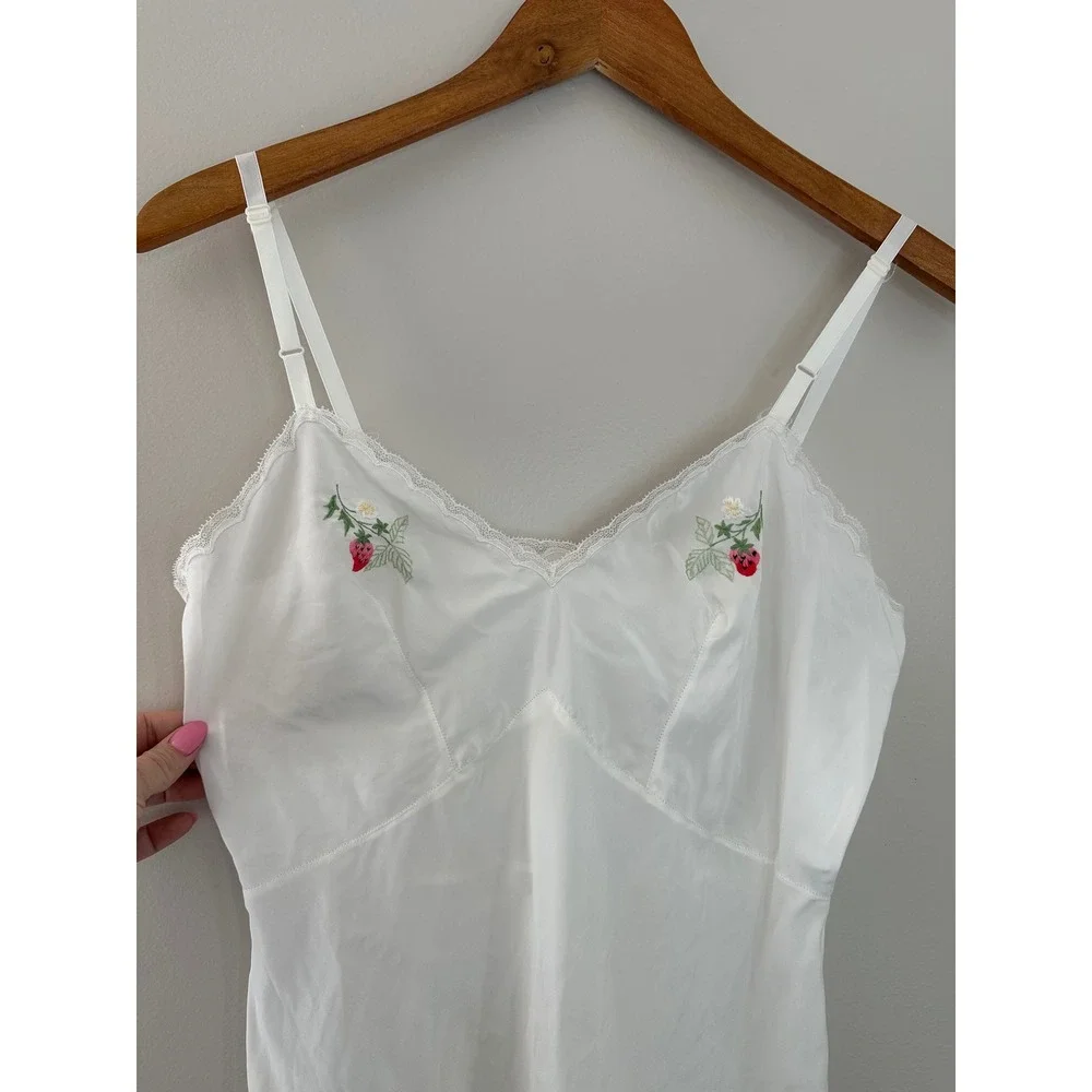 Vintage Strawberry Embroidered Slip Dress Womens 34 White EUC Lace Trim Chemise - Picture 2 of 9